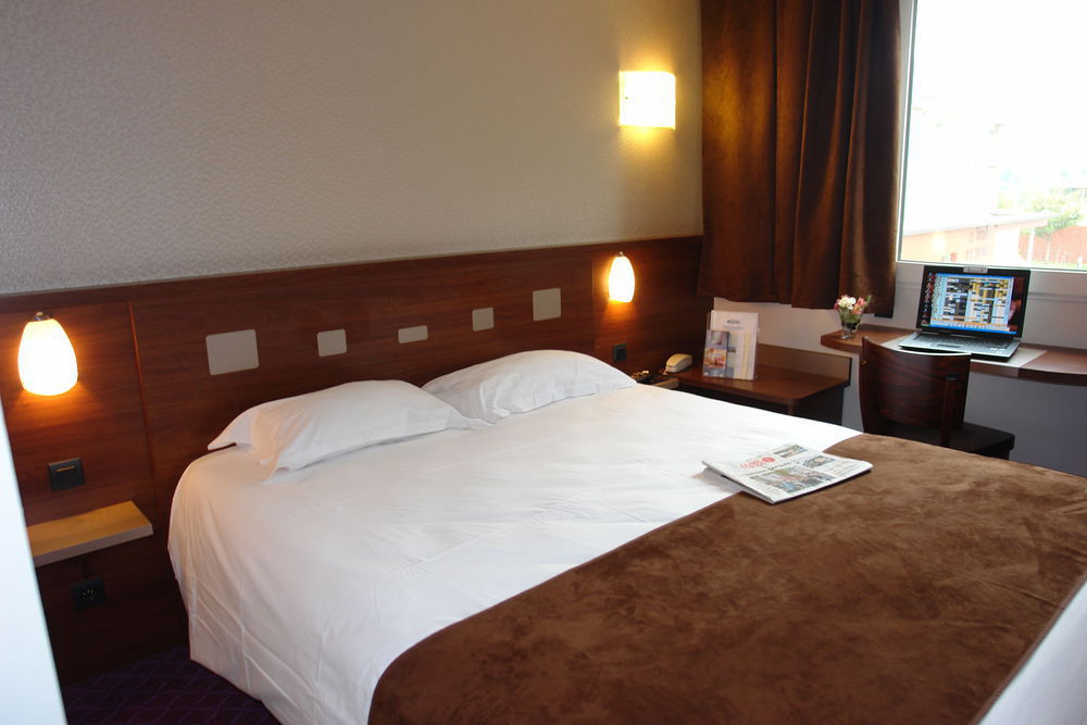 Brit Hotel Rennes Le Castel Esterno foto