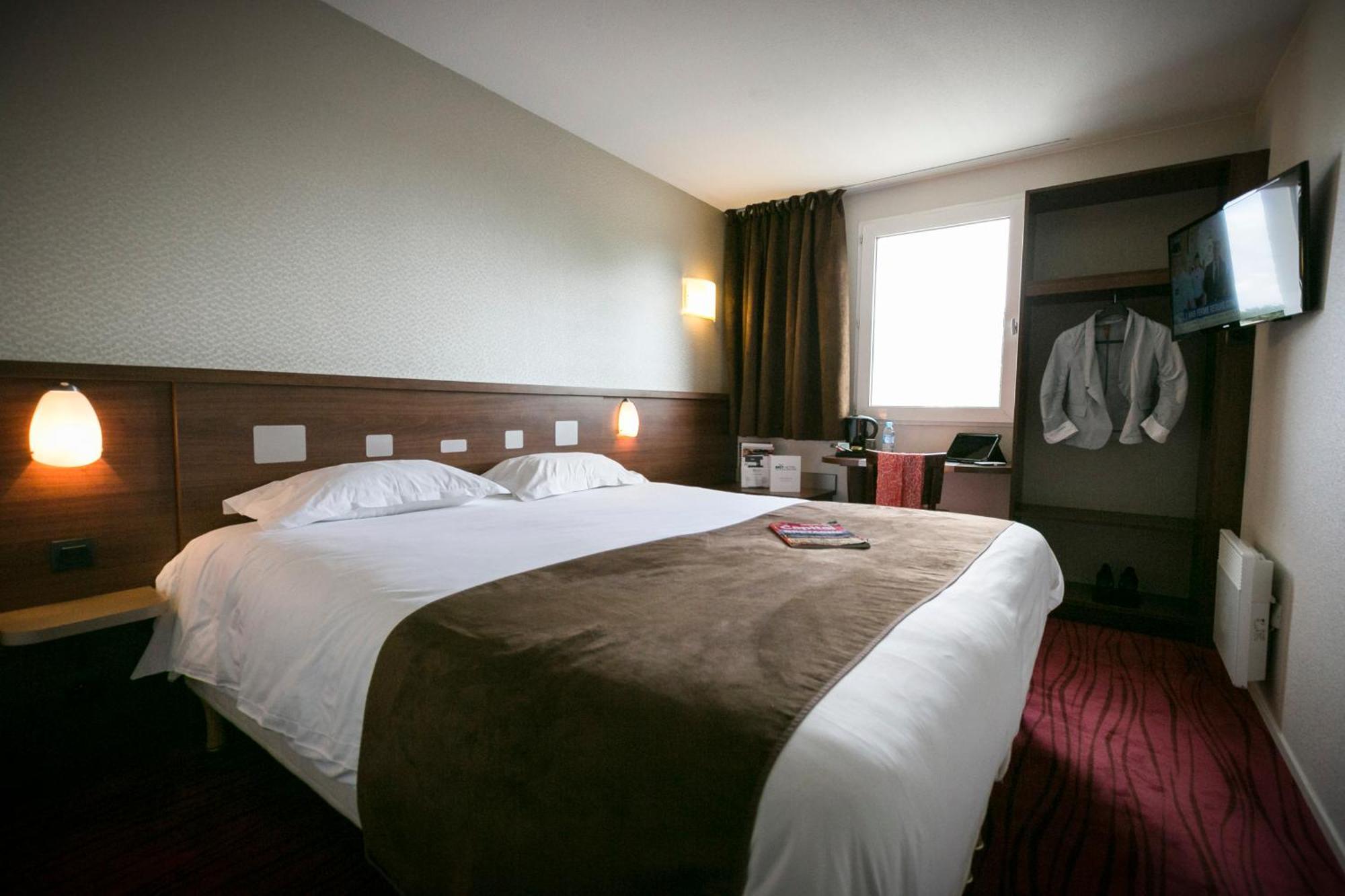 Brit Hotel Rennes Le Castel Esterno foto