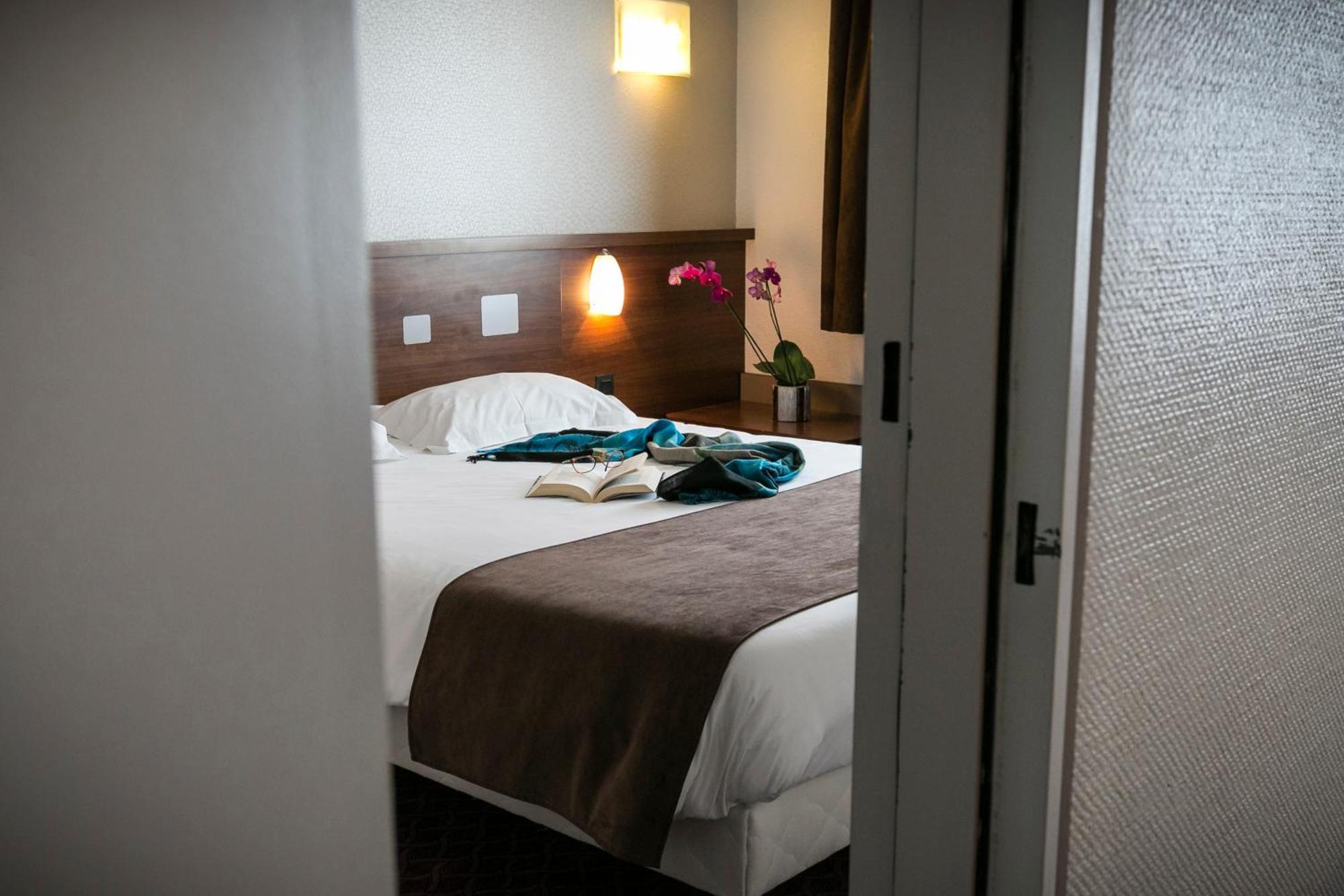Brit Hotel Rennes Le Castel Esterno foto