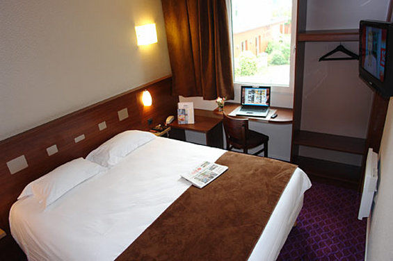 Brit Hotel Rennes Le Castel Esterno foto